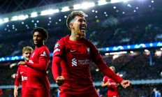 九游体育-利物浦前锋帽子戏法，助球队战胜对手