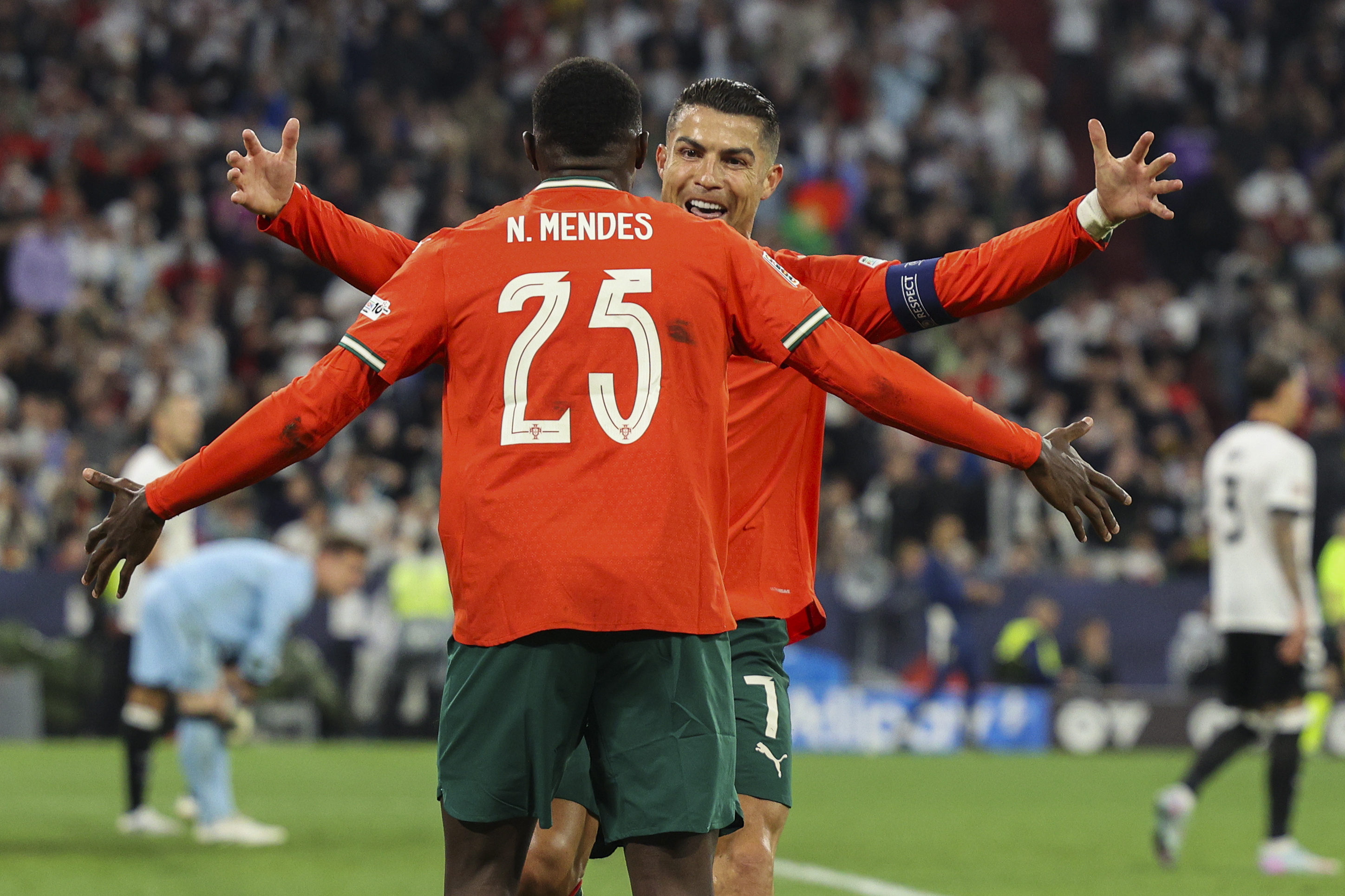 关于欧洲国家队备战大战球迷热情高涨的信息