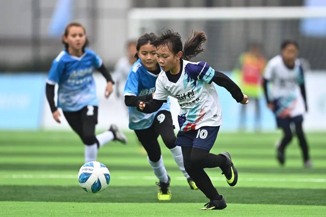 足球场上的女性力量:精彩比赛现场的简单介绍 足球场上的女性力量:精彩比赛现场的简单介绍