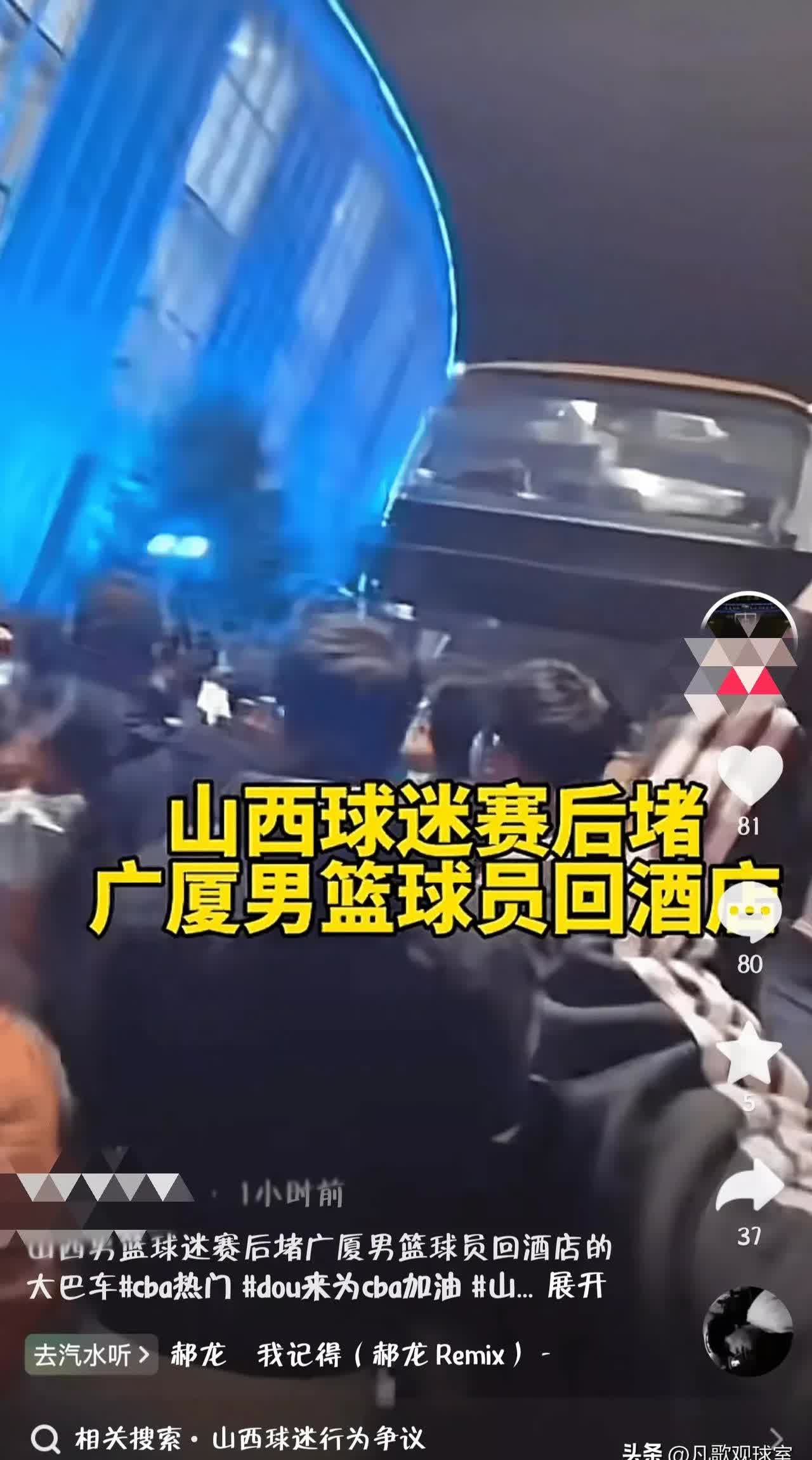 精彩的球赛持续上演,球迷情绪高涨 精彩的球赛持续上演,球迷情绪高涨