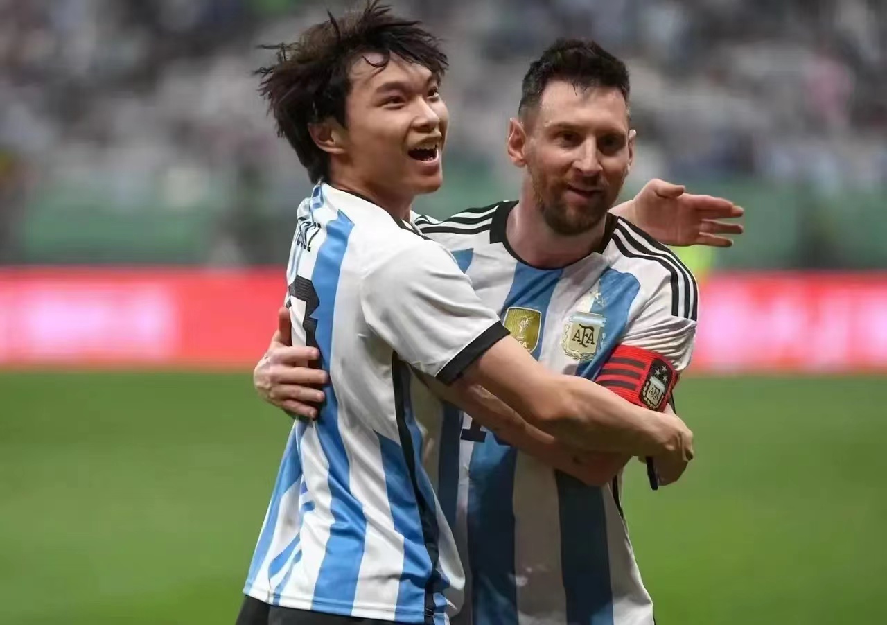 精彩的球赛持续上演,球迷情绪高涨 精彩的球赛持续上演,球迷情绪高涨