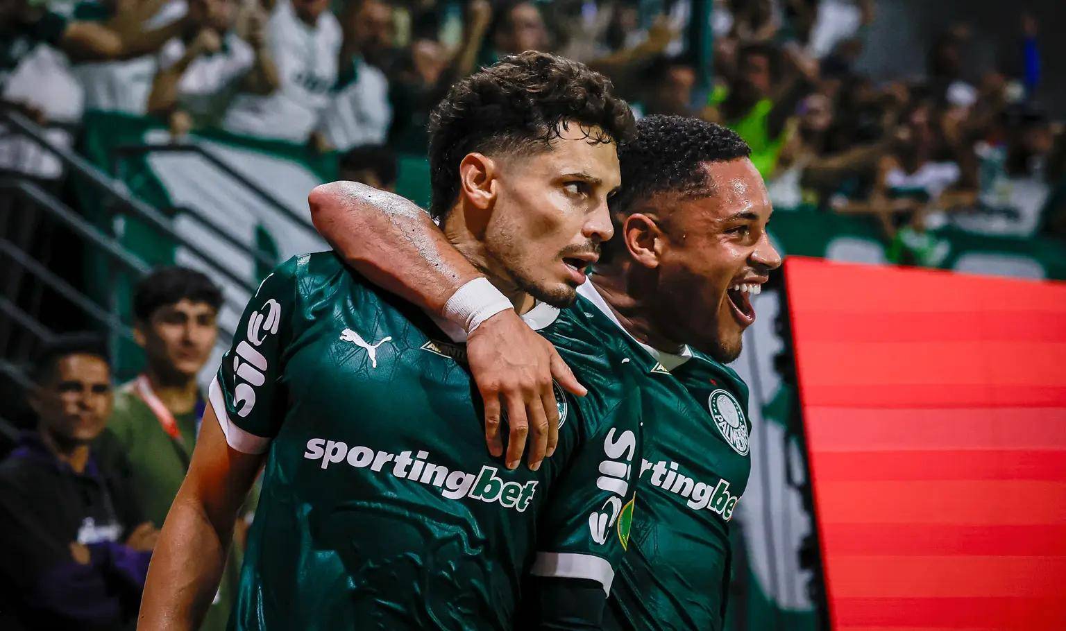 争分夺秒!球员奋力拼搏为荣誉而战 争分夺秒!球员奋力拼搏为荣誉而战