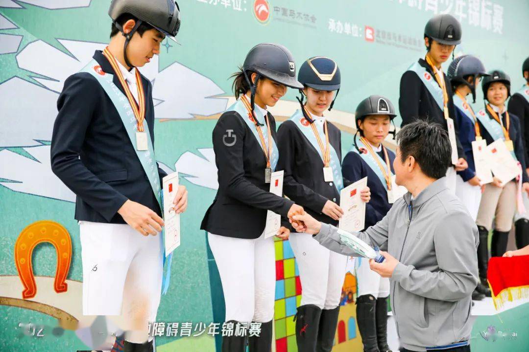 比赛中队员之间默契配合,拿下宝贵的胜利 比赛中队员之间默契配合,拿下宝贵的胜利