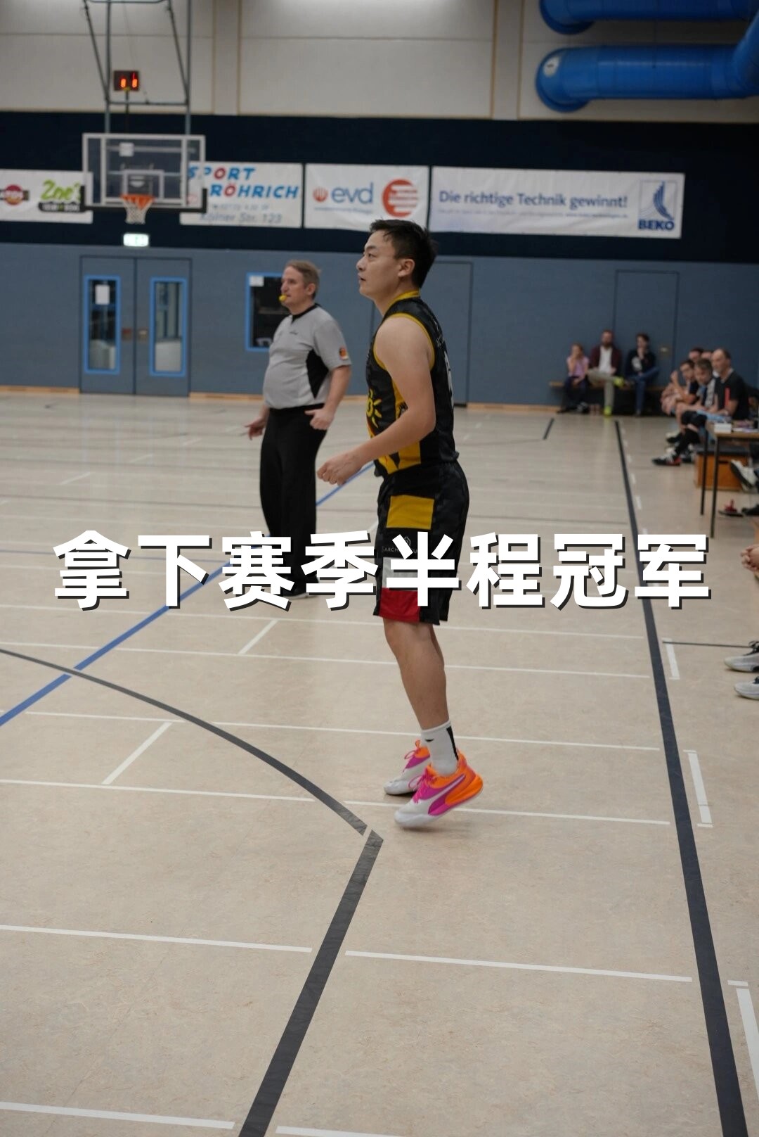 比赛中队员之间默契配合,拿下宝贵的胜利 比赛中队员之间默契配合,拿下宝贵的胜利