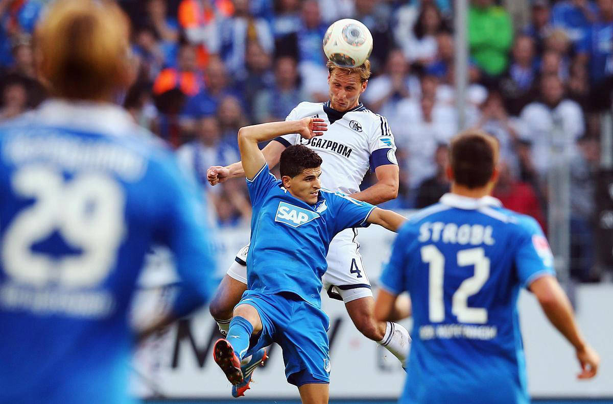 包含沃尔夫斯堡在激烈比赛中赢得宝贵三分的词条