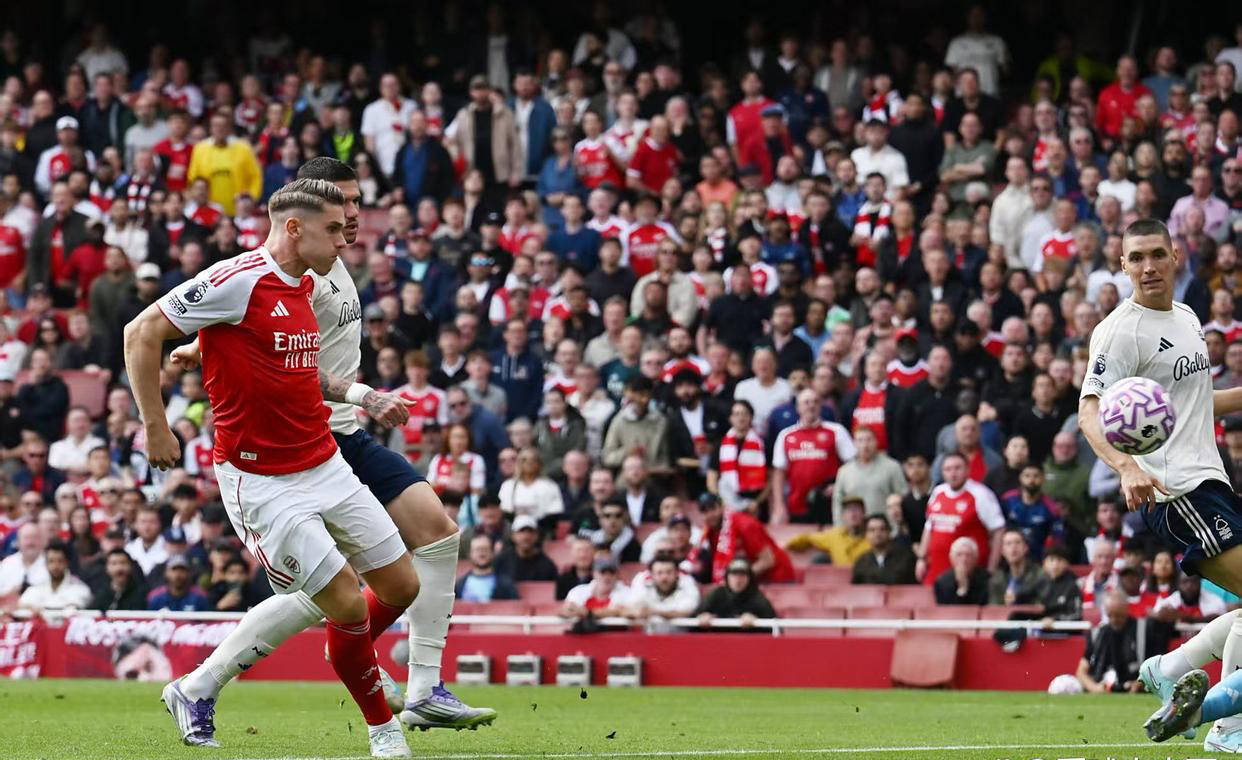 阿森纳主场大胜诺维奇，继续追赶领先者