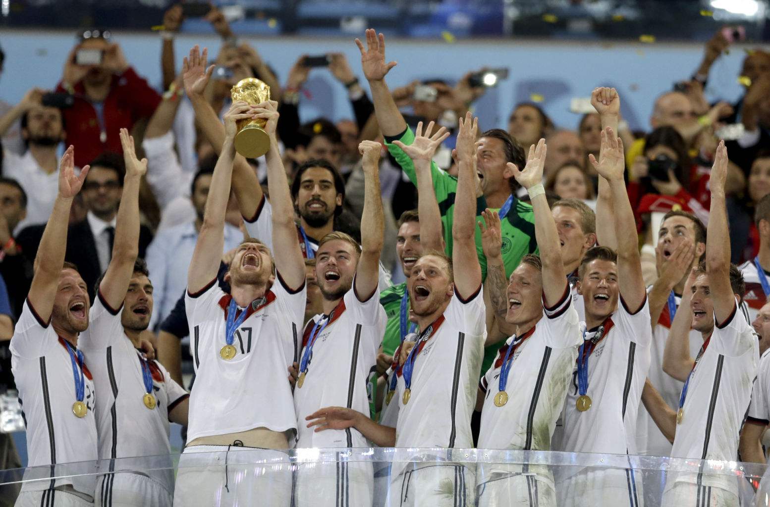 英格兰队横扫德国队，奥恰洛夫带队取胜