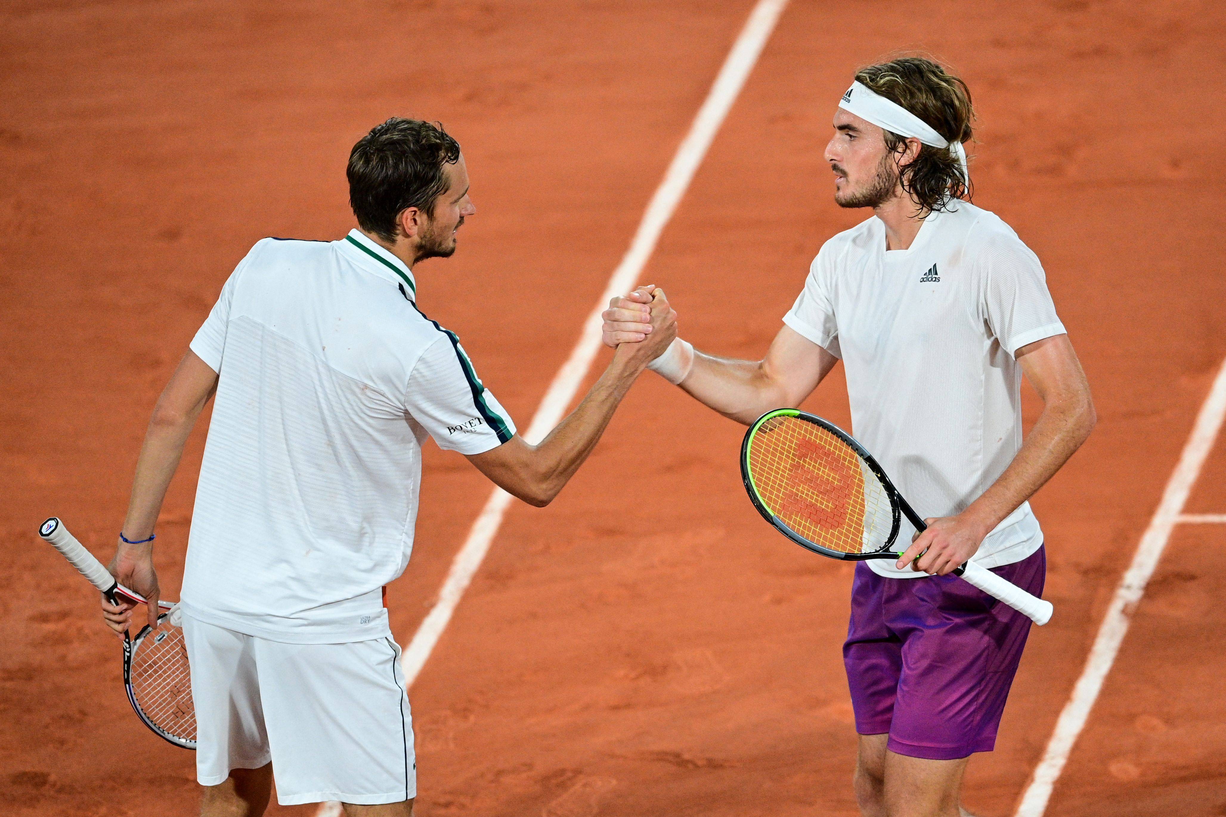 包含世界网球队鏖战法国网球队，西西帕斯高光表现的词条