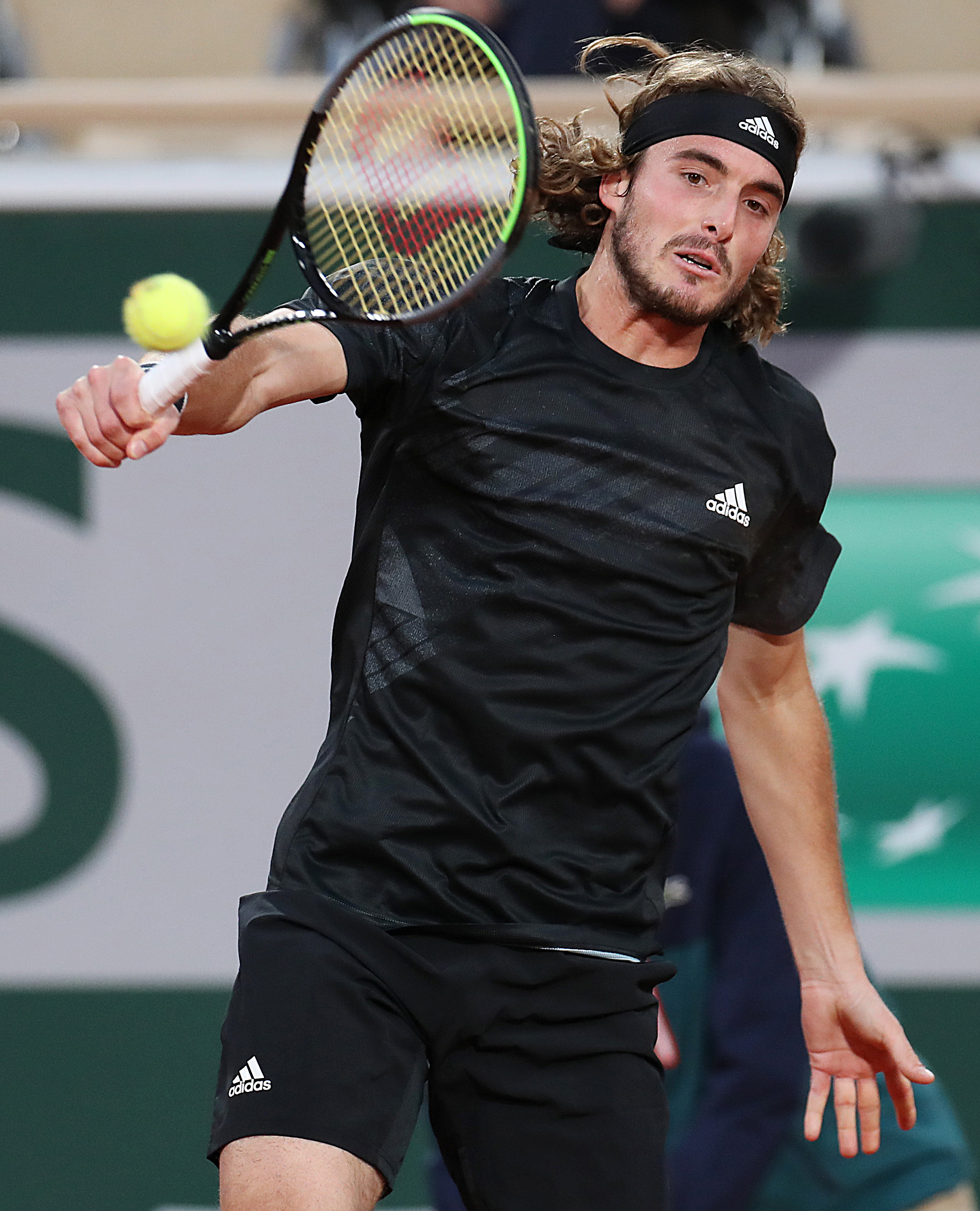 包含世界网球队鏖战法国网球队，西西帕斯高光表现的词条