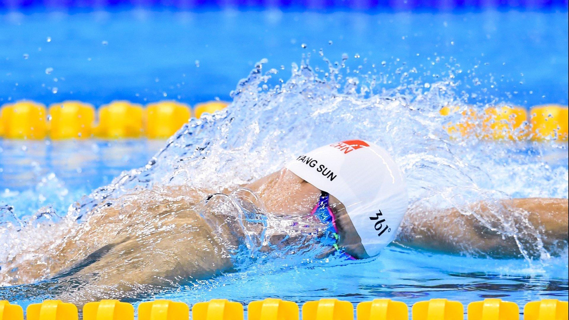 赛道上的心跳瞬间，法拉利险胜迈凯伦，佩雷兹惊艳四座